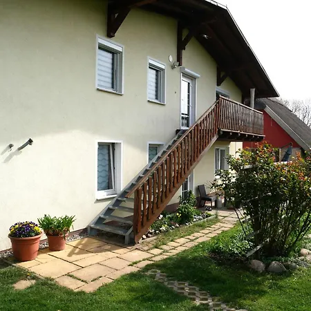In Ruhiger Lage Mit Grill Und Garten Neeberg